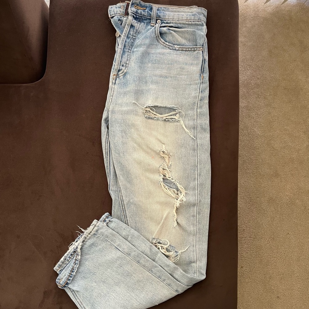 LIGHT WASH DISTRESSED STRAIGHT JEANS